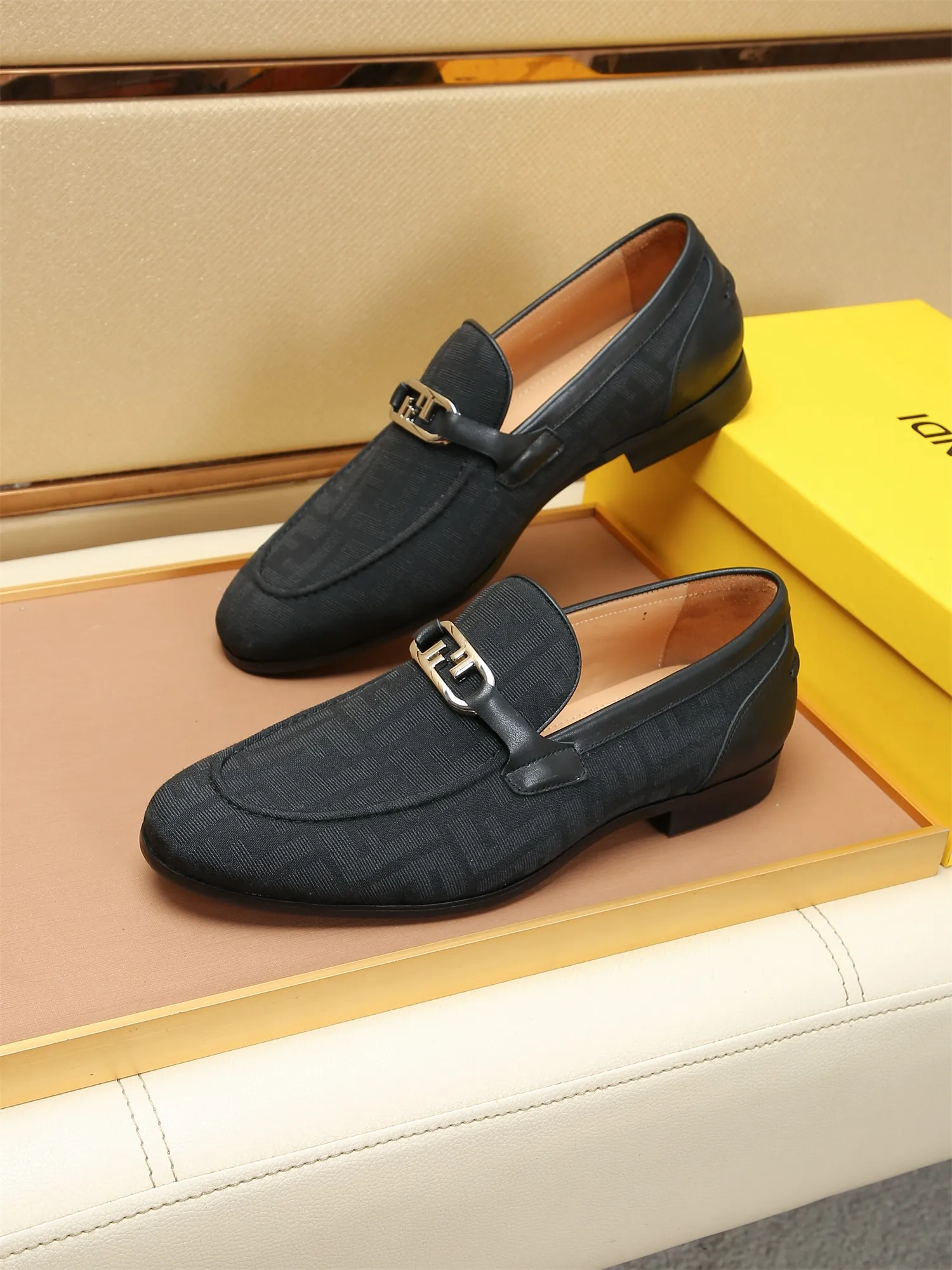 Men's shoes💰460 🕷🕷【FENDI】The latest men's formal leather shoes🇨🇳Classic series not to be missed💯The first layer is made of imported first-layer cowhide☘Original quality, the leather is smooth and delicate🎋Awesome version, perfect streamlined outline🍇Cowhide lining, size 38-44 (customized at 45.46)...